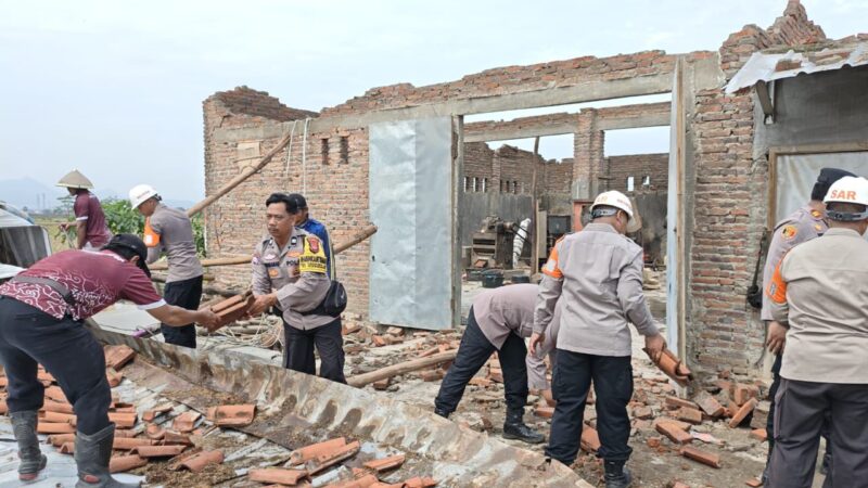 Anggota Sat Brimob Polda Jabar Laksanakan Giat SAR Pembersihan Puing Pasca Puting Beliung di Desa Slangit
