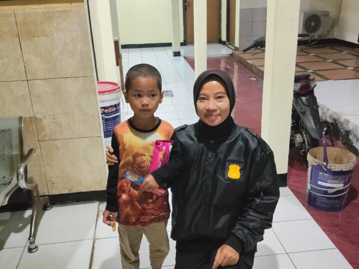 Polwan Polsek Parung Polres Bogor, Kembalikan Anak yang Hilang kepada Orang Tuanya