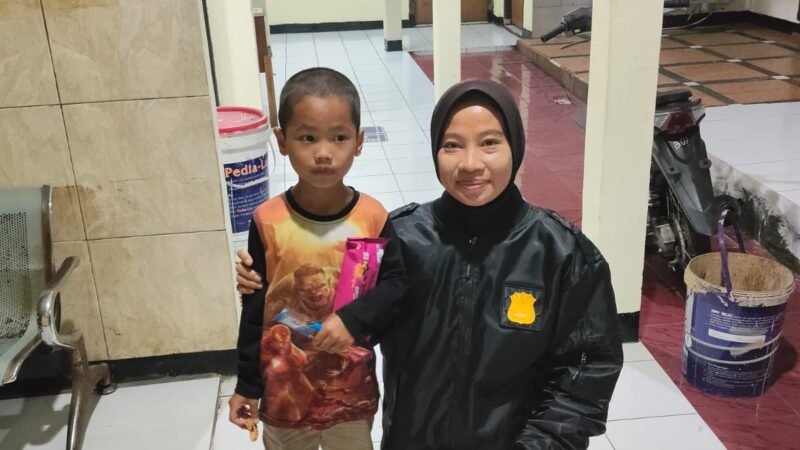 Polwan Polsek Parung Polres Bogor, Kembalikan Anak yang Hilang kepada Orang Tuanya