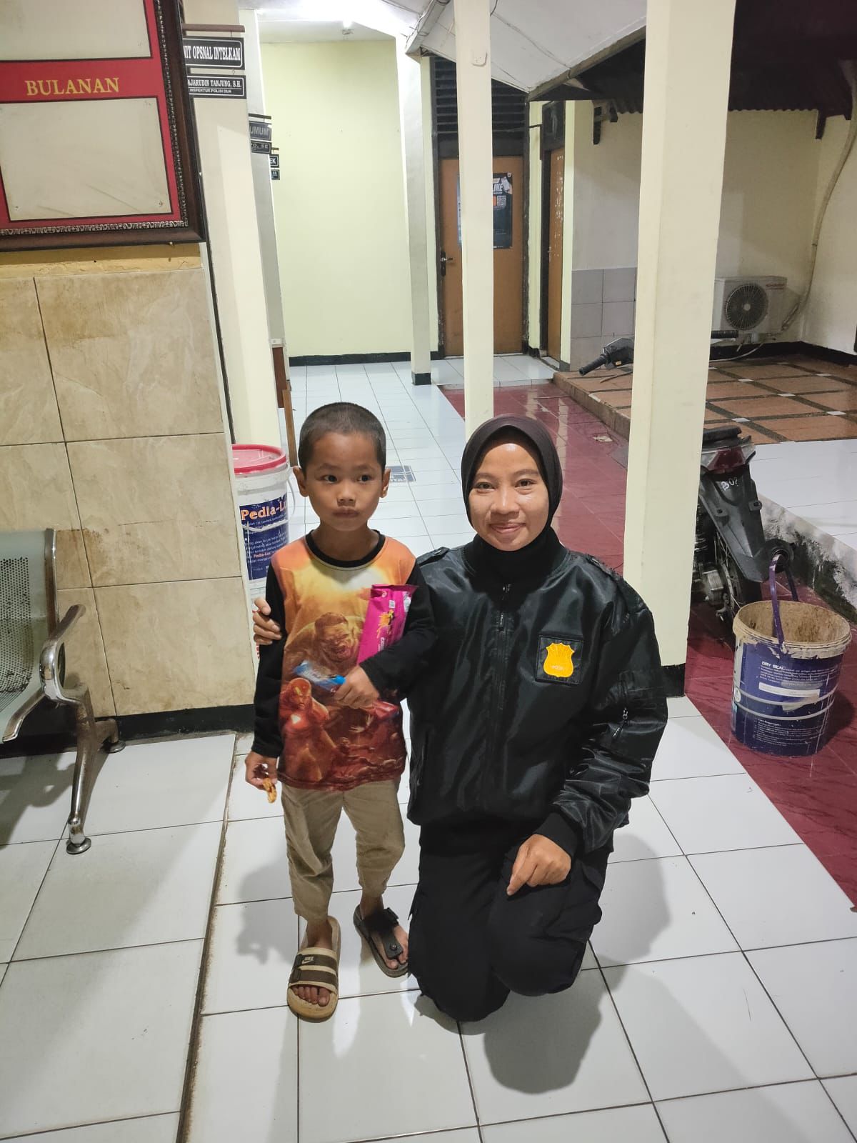 Polwan Polsek Parung Polres Bogor, Kembalikan Anak yang Hilang kepada Orang Tuanya