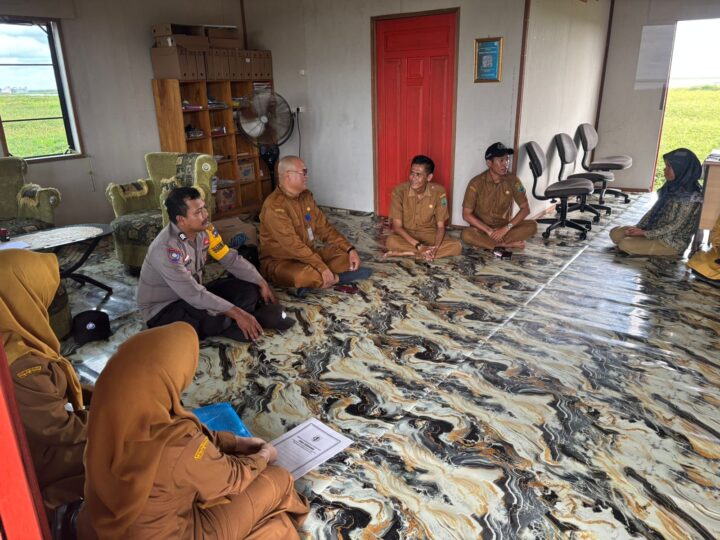 Demi Menjaga Ekosistem Perairan Berkelanjutan, Polsek Danau Panggang Bersama Pengawas Perikanan Lakukan Sosialisasi Kepada Masyarakat Nelayan 