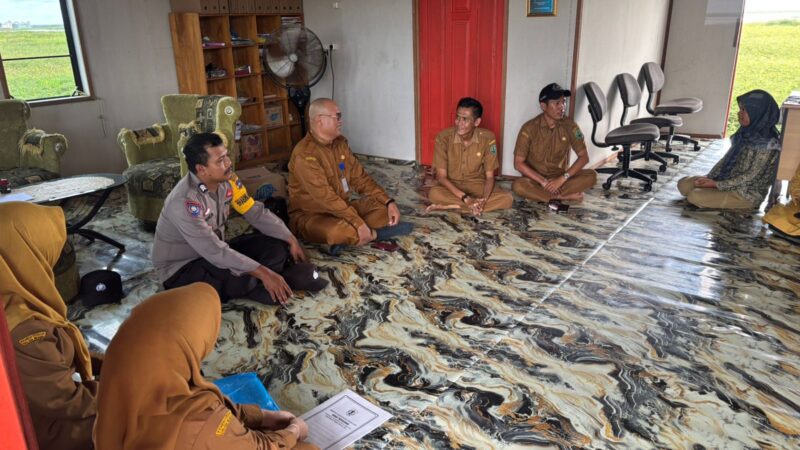 Demi Menjaga Ekosistem Perairan Berkelanjutan, Polsek Danau Panggang Bersama Pengawas Perikanan Lakukan Sosialisasi Kepada Masyarakat Nelayan 