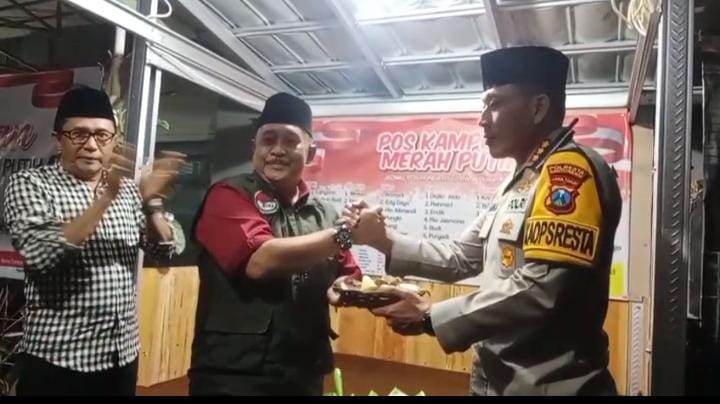 Kapolres Banyuwangi dan Ketua RKBK Resmikan Poskamling Merah Putih Dengan Pemotongan Tumpeng