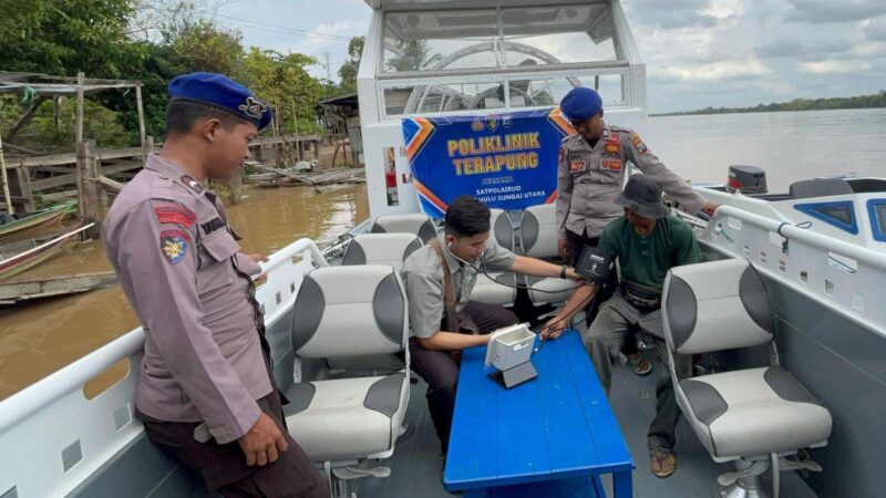 Sat Polairud Polres HSU Gelar Klinik Terapung Layani Warga di Desa Paminggir