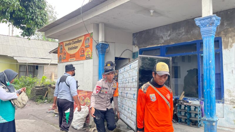 Satbrimob Polda Jawa Timur Perkuat Operasi Kemanusiaan Pasca Erupsi Semeru