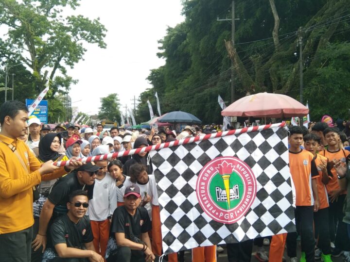 PGRI Banyuwangi Rayakan HUT ke-80 dan HGN 2025 dengan Jalan Sehat Penuh Semangat Kebersamaan