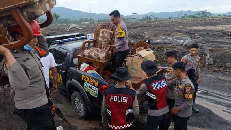 Polda Jatim Bantu Warga Evakuasi Barang Berharga di Tengah Erupsi Gunung Semeru