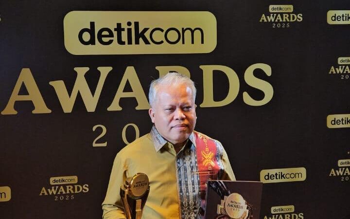 Dr.Harli Siregar Terima Penghargaan Detikcom Award Sebagai Tokoh Pendorong Keterbukaan Informasi Lembaga Hukum