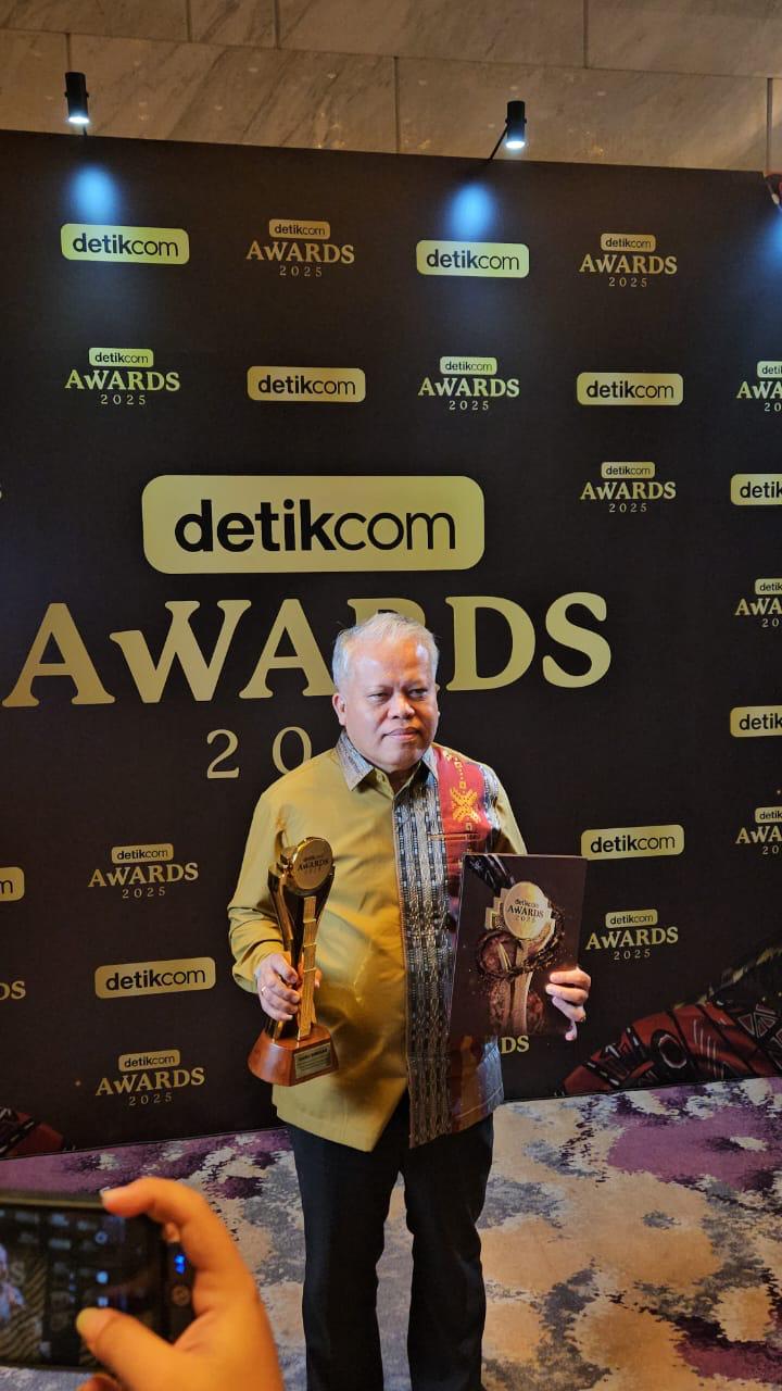 Dr.Harli Siregar Terima Penghargaan Detikcom Award Sebagai Tokoh Pendorong Keterbukaan Informasi Lembaga Hukum