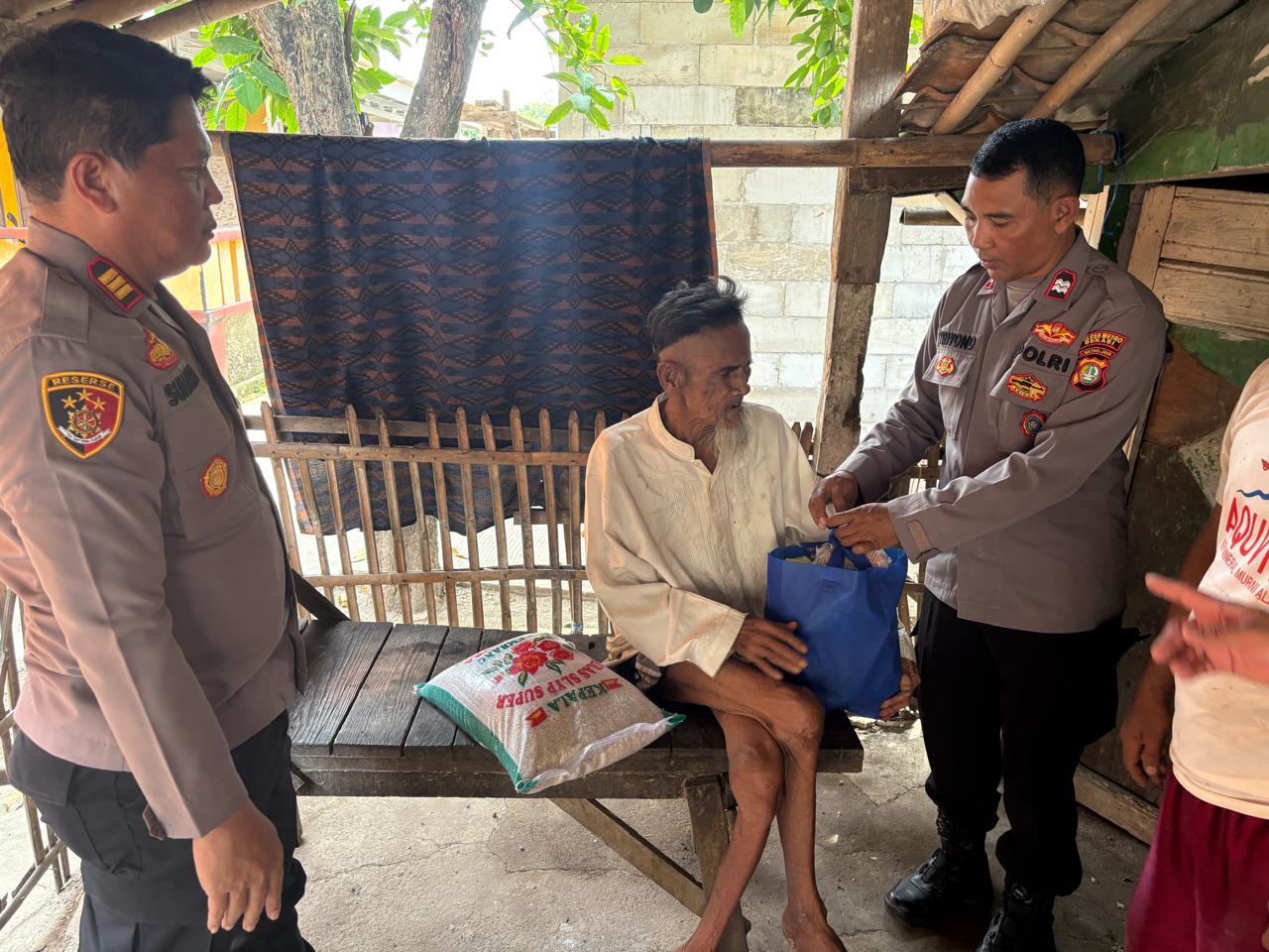 Polsek Pebayuran Gelar Jum’at Berkah, Puluhan Warga Pra-Sejahtera Terima Bantuan Sembako