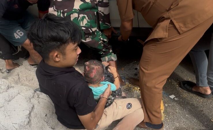 Aksi Heroik Oknum Anggota Polres HST  Bripda Tamsa,Selamatkan Anak Kecil Korban Kecelakaan Mobil 