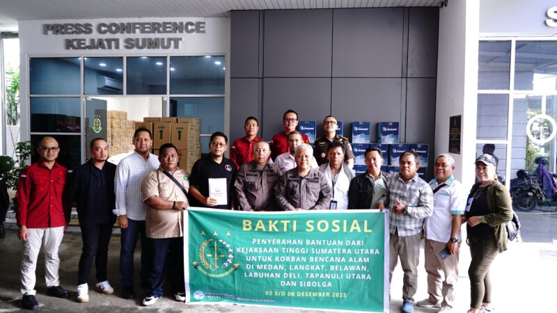 Kepala Kejaksaan Tinggi Sumatera Utara,Serahkan Bantuan Untuk Awak Media dan Masyarakat Korban Terdampak Bencana 