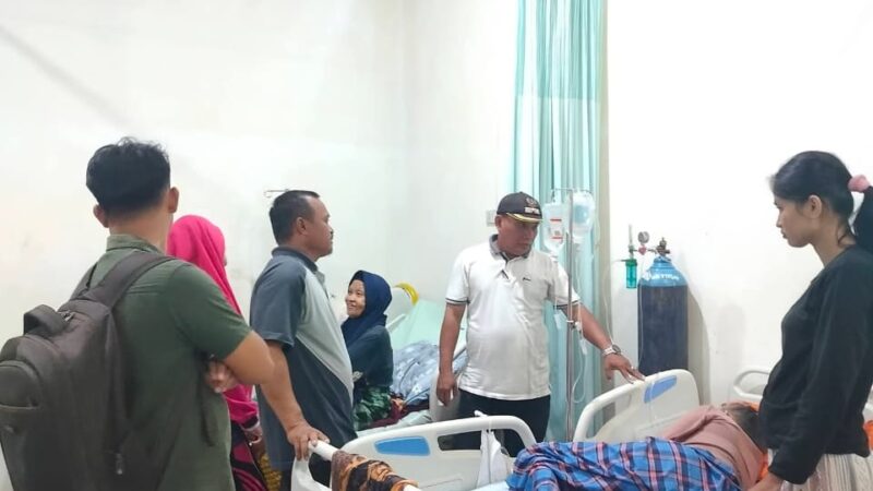 Kades Gunung Melayu Jenguk Camat Kualuh Selatan dan Warga yang Dirawat di RSUD Aek Kanopan