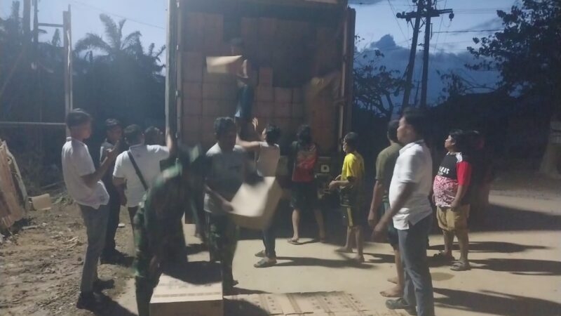 Anggota Koramil 08/Rantau,Kawal Penyaluran Bantuan Untuk Warga Terdampak Musibah Banjir