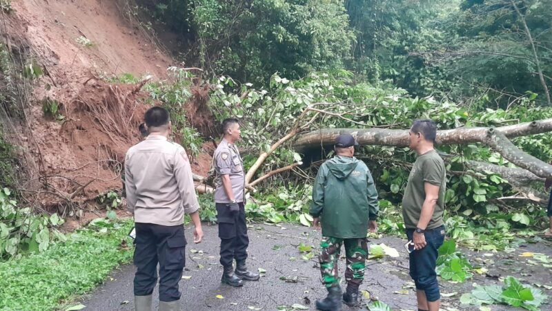 Respon Cepat TNI-POLRI,Tangani Longsor Yang Menutupi Jalan Cantayan di Purwakarta 