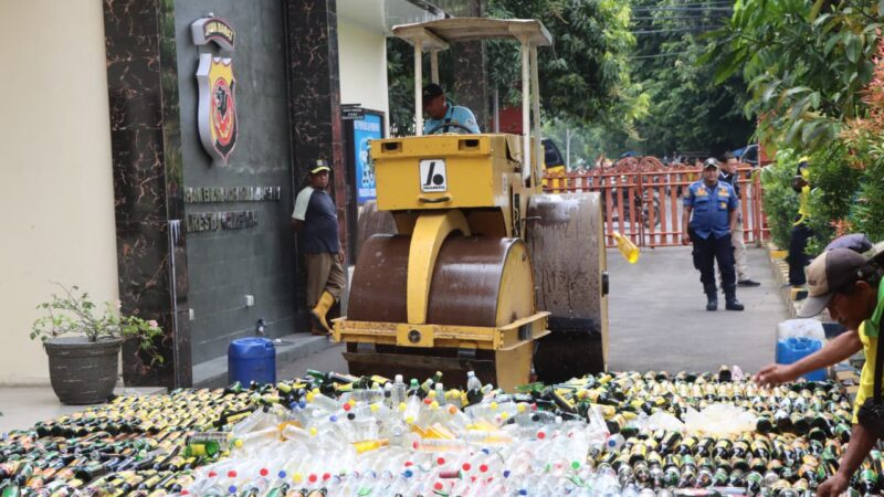 Polresta Cirebon Musnahkan Ribuan Miras Berbagai Merek dan Knalpot Tidak Sesuai Spesifikasi Teknis