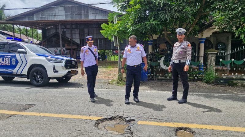 Sinergi Cepat Jelang Nataru dan Haul: Polres HSU dan Dishub Temukan Sebelas Titik Jalan Rusak