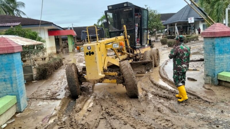 Dandim Perintahkan Babinsa Jajaran Kodim 0117/Aceh Tamiang ,Terus Kawal Alat Berat Bersihkan Desa Yang Tertimbun Lumpur Banjir