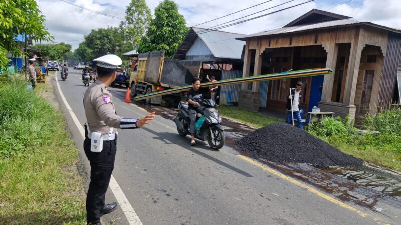 Pastikan Kondisi Jalan Aman Dilalui Masyarakat, Satlantas Polres Hulu Sungai Utara Lakukan Pengecekan Perbaikan Jalan Nasional 