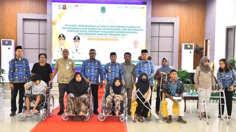 Peringati Hari Disabilitas Internasional, Pemkab Labura Serahkan Alat Bantu Disabilitas