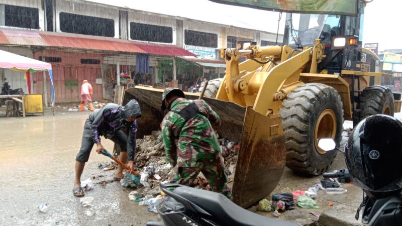 Bentuk Sinergi TNI dan Masyarakat, Koramil 12/ Tanah Pasir dan Warga, Bersihkan Pasar Pasca Banjir