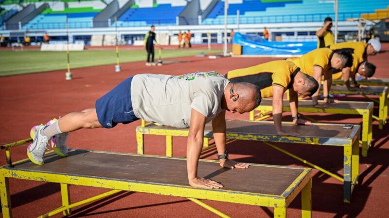 Ditengah Padatnya Persiapan Nataru, Kapolda Jabar Pimpin Kesamaptaan Jasmani di Stadion Sport Jabar Arcamanik Bandung