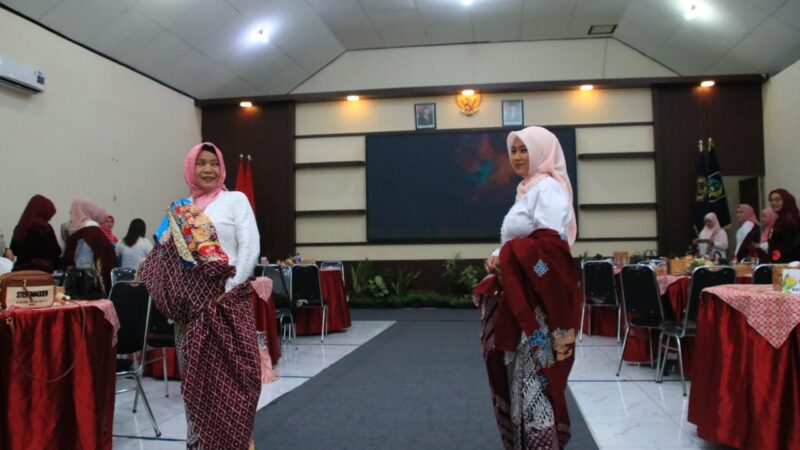 Dharma Wanita Persatuan Lapas Banyuwangi Peringati HUT ke-26, Dengan Lomba Fashion Show Batik Karya Warga Binaan
