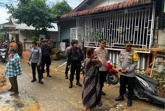 Kabag Astamaops Mabes Polri Tinjau Lokasi Longsor,dan Salurkan Bansos di Kota Sibolga 