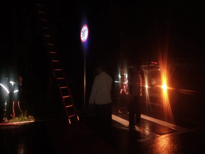 Response Layanan 110 Polsek Banjang Menindaklanjuti Laporan Masyarakat Terkait  konsleting Listrik di Perbatasan Desa Kalintamui dan Desa Banjang,Aman Terkendali 