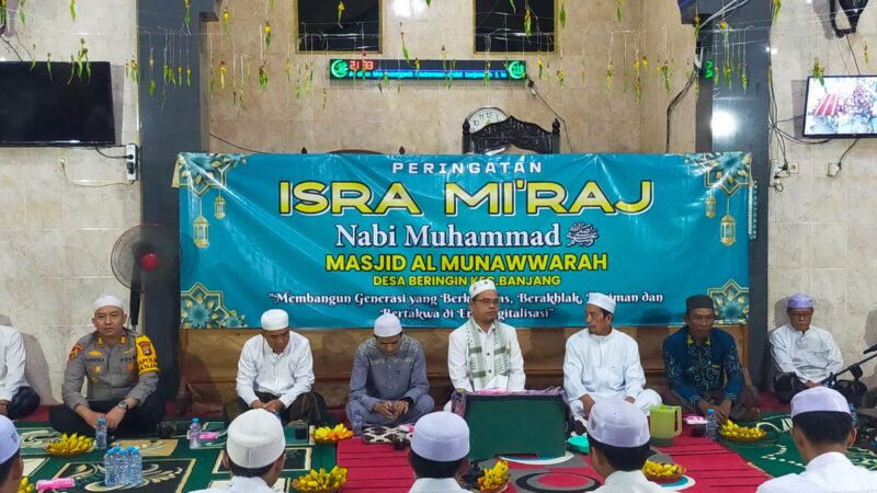 Polres HSU Hadir Berikan Rasa Aman dalam Peringatan Isra Mi’raj Nabi Besar Muhammad SAW dan Haul Abah Guru Sekumpul, di Masjid Al Munawwarah di Kabupaten Hulu Sungai Utara 