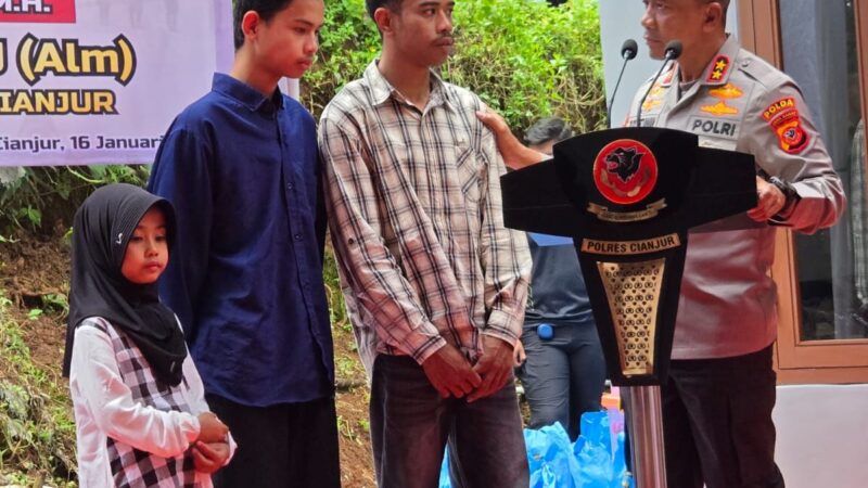 Kapolda Jabar Resmikan Renovasi Rumah Tidak Layak Huni Untuk Anak – Anak Yatim Piatu di Kabupaten Cianjur