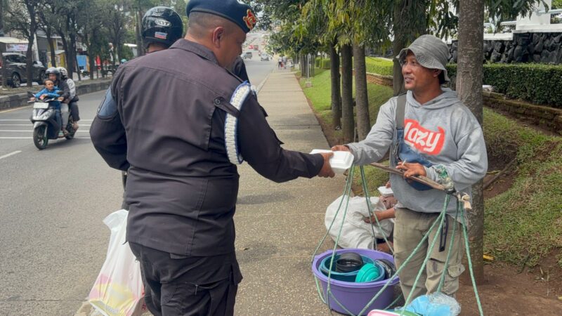Sat Brimob Polda Jabar Bagikan Makanan Siap Santap Untuk Ojeg, Pedagang Kaki Lima dan Masyarakat Pada Jum’at Berkah
