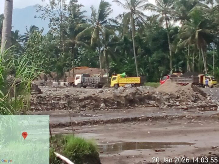 Aktivitas Galian C Diduga Rusak Jalan Desa Songgon,Kepala Desa Pilih Bungkam
