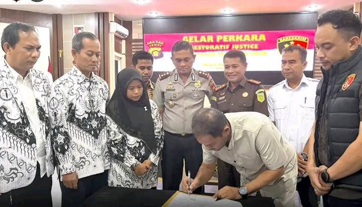 Polres Muaro Jambi Laksanakan Penerapan Restoratif Justice dalam Penanganan Perkara Guru Honorer SD Negeri 21 Desa Pematang Raman Kecamatan Kumpeh