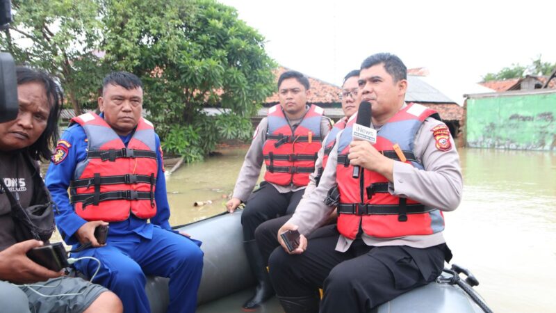 Kabid Humas Polda Jabar Tinjau Langsung Situasi Banjir di Karangligar, Karawang Serukan Patroli Rutin Jaga Keamanan