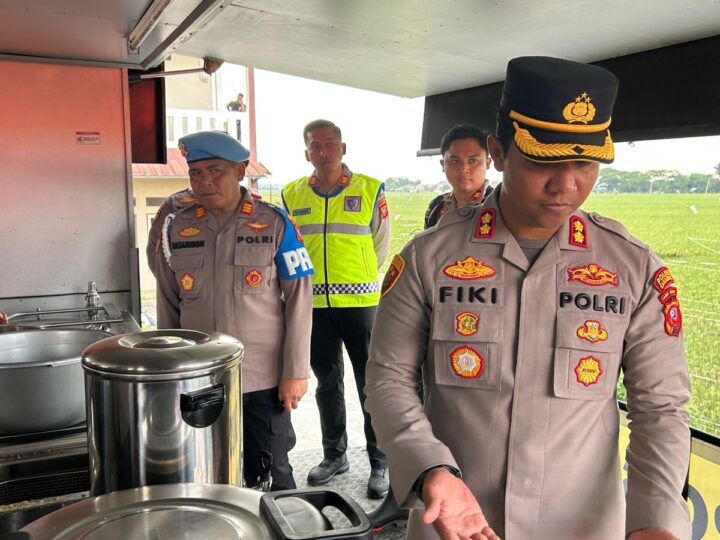 Polda Jabar Bersama Polres Karawang Kerahkan Dapur Lapangan, Bantu Warga Terdampak Banjir
