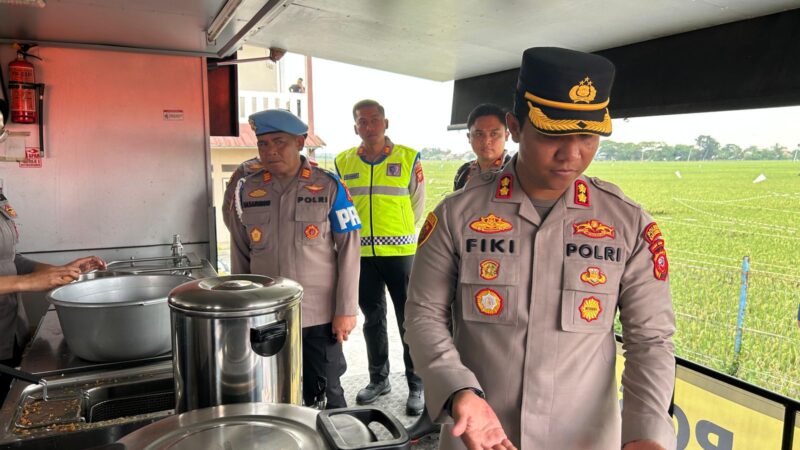 Polda Jabar Bersama Polres Karawang Kerahkan Dapur Lapangan, Bantu Warga Terdampak Banjir