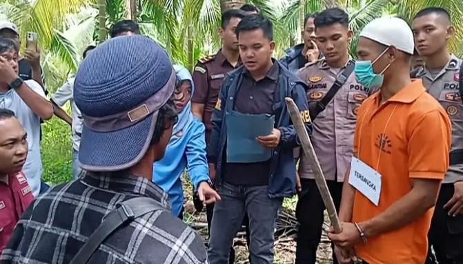 Satreskrim Polres Tanjab Timur Gelar Rekonstruksi Kasus Pembunuhan Seorang Petani di Perkebunan Kelapa 