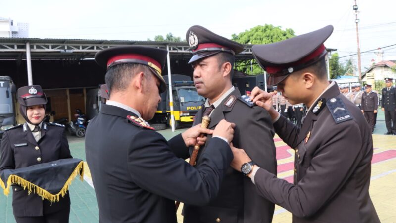 Polres Hulu Sungai Tengah Gelar Upacara Penganugerahan Tanda Kehormatan Satyalancana Pengabdian Kepada Sejumlah Personel Polres HST