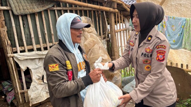 Personel Polda Jabar Blusukan, Door To Door Salurkan Ribuan Kantong Sembako untuk Penduduk Terdampak Longsor Pasir Langu Kecamatan Cisarua