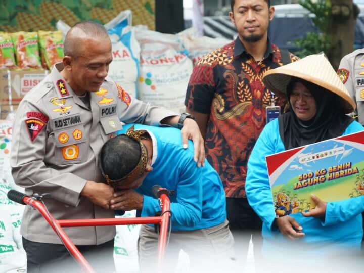 Dukung Swasembada Pangan 2026, Kapolda Jabar Salurkan Bantuan Alat Pertanian Kepada Kelompok Tani