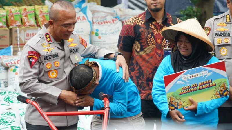 Dukung Swasembada Pangan 2026, Kapolda Jabar Salurkan Bantuan Alat Pertanian Kepada Kelompok Tani