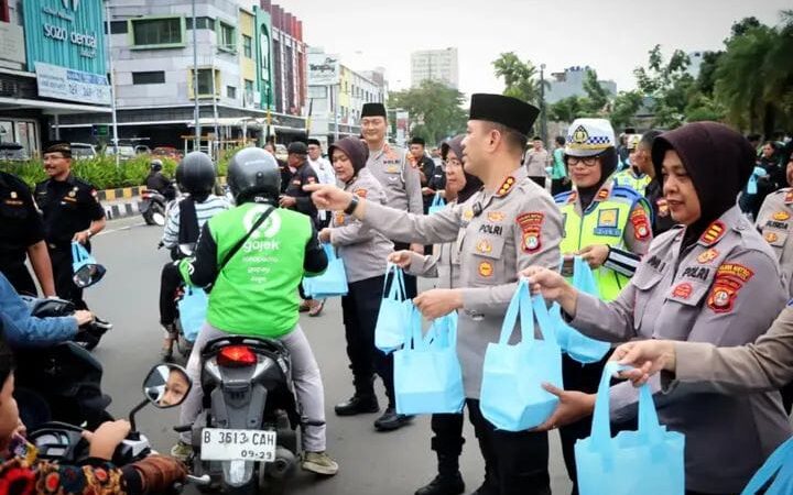Wujud Kepedulian Polri di Bulan Ramadhan, Kapolres Metro Tangerang Kota Pimpin Pembagian Takjil