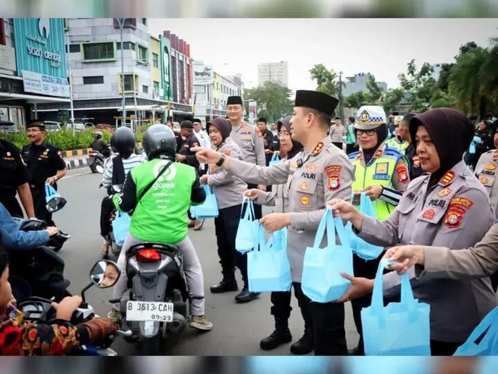 Wujud Kepedulian Polri di Bulan Ramadhan, Kapolres Metro Tangerang Kota Pimpin Pembagian Takjil