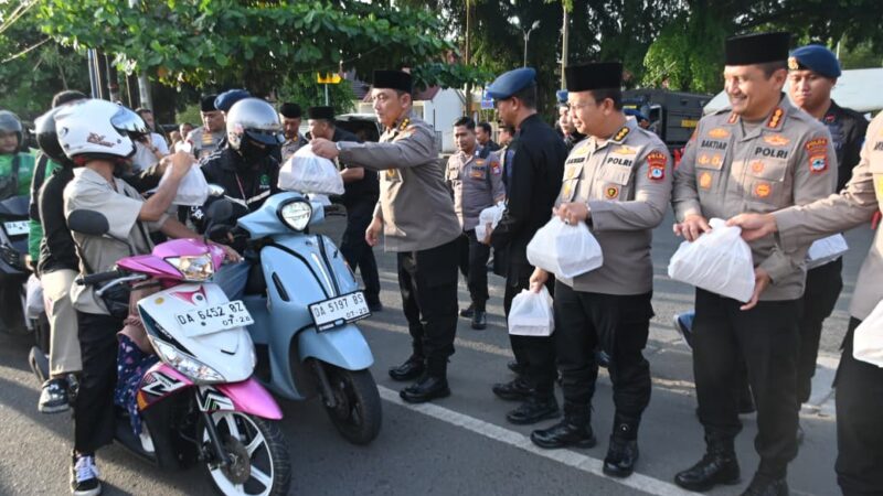 Polda Kalsel Bagikan 1000 Paket Takjil Kepada Masyarakat Dan Buka Puasa Bersama Ojol