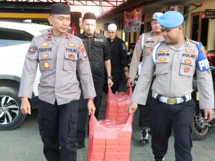 Semarakkan Bulan Suci Ramadhan 1447 Hijriah, Jajaran Polres HST Bagikan Takjil Gratis kepada Masyarakat yang Melintasi Mapolres HST
