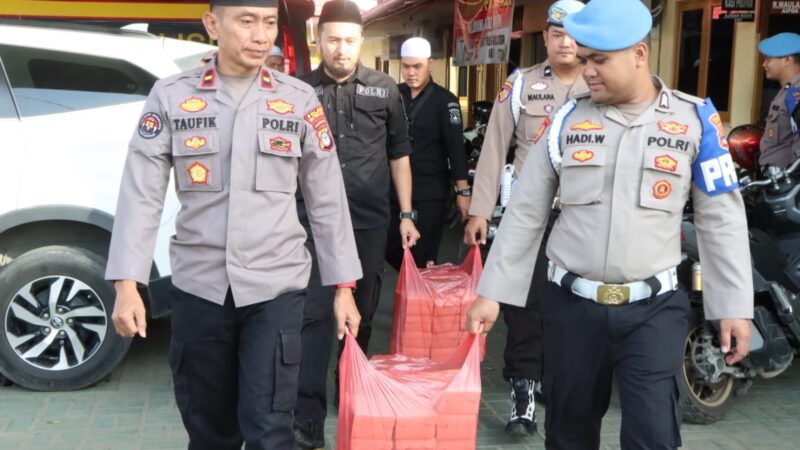 Semarakkan Bulan Suci Ramadhan 1447 Hijriah, Jajaran Polres HST Bagikan Takjil Gratis kepada Masyarakat yang Melintasi Mapolres HST