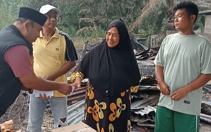 Trinovi Khairani Sitorus Salurkan Bantuan untuk Korban Kebakaran di Titi Payung