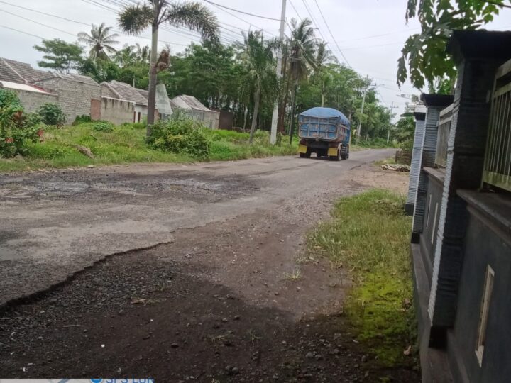 Jalan Desa Rusak dan Berdebu, Masyarakat Desa Pancoran Karangbendo Rogojampi Keluhkan Aktivitas Truck Galian C Yang Lalu-lalang 