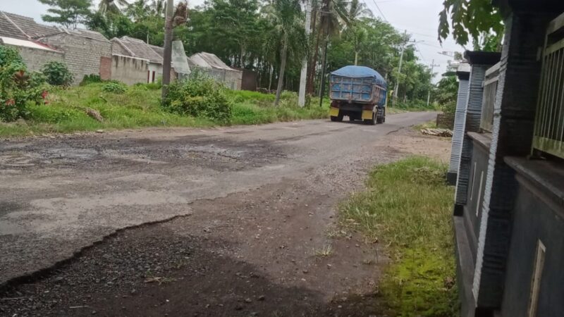 Jalan Desa Rusak dan Berdebu, Masyarakat Desa Pancoran Karangbendo Rogojampi Keluhkan Aktivitas Truck Galian C Yang Lalu-lalang 